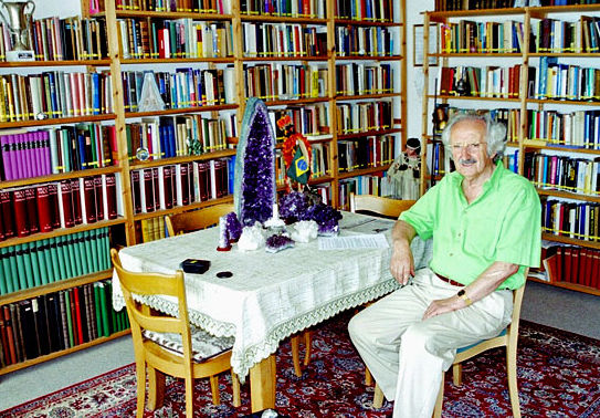 Rudolf Passian in seiner Bibliothek